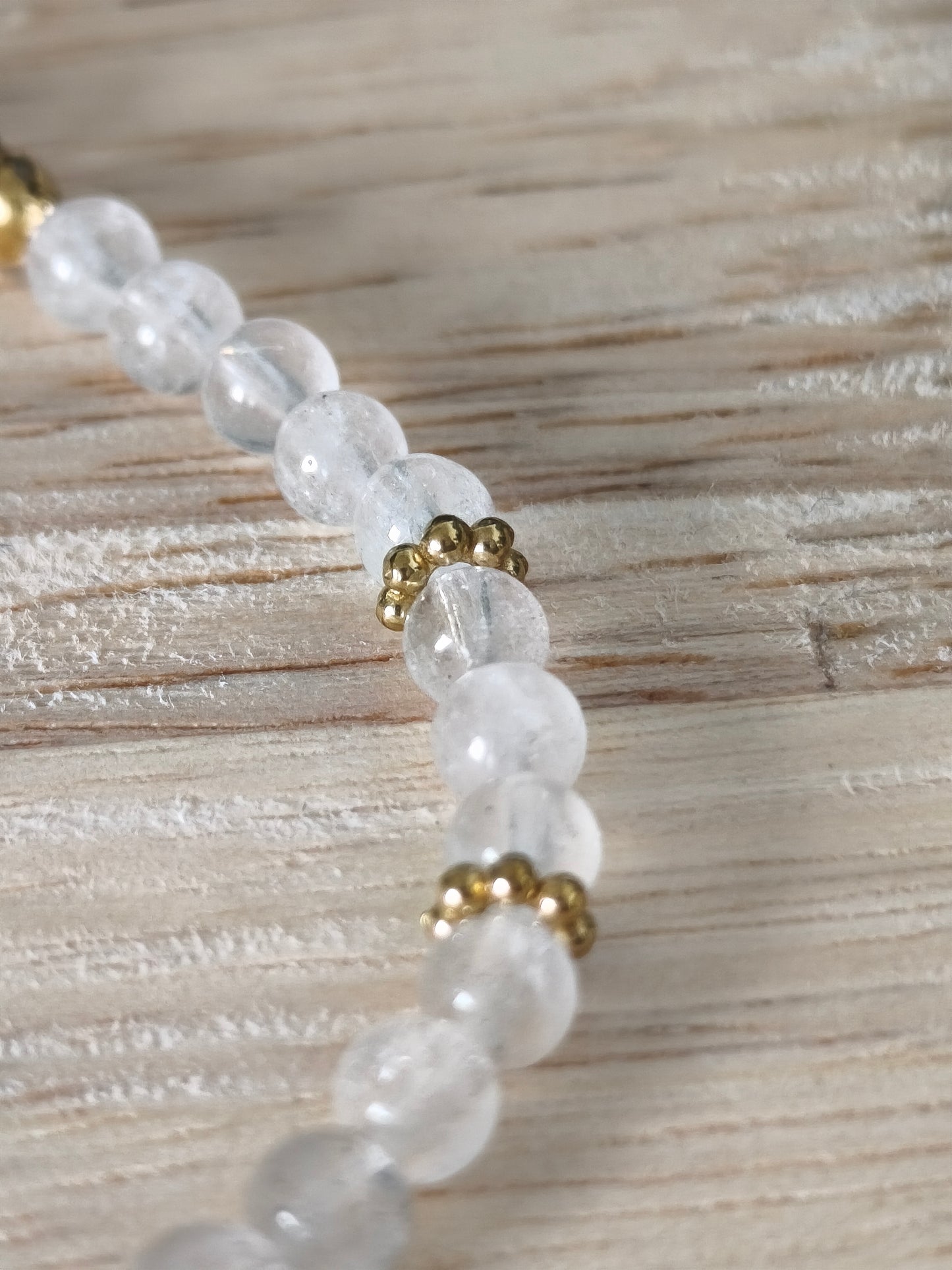 Bracelet Cristal de Roche avec acier inoxydable, Collection Éclat d’Acier, pierres naturelles translucides pour clarté et énergie positive.