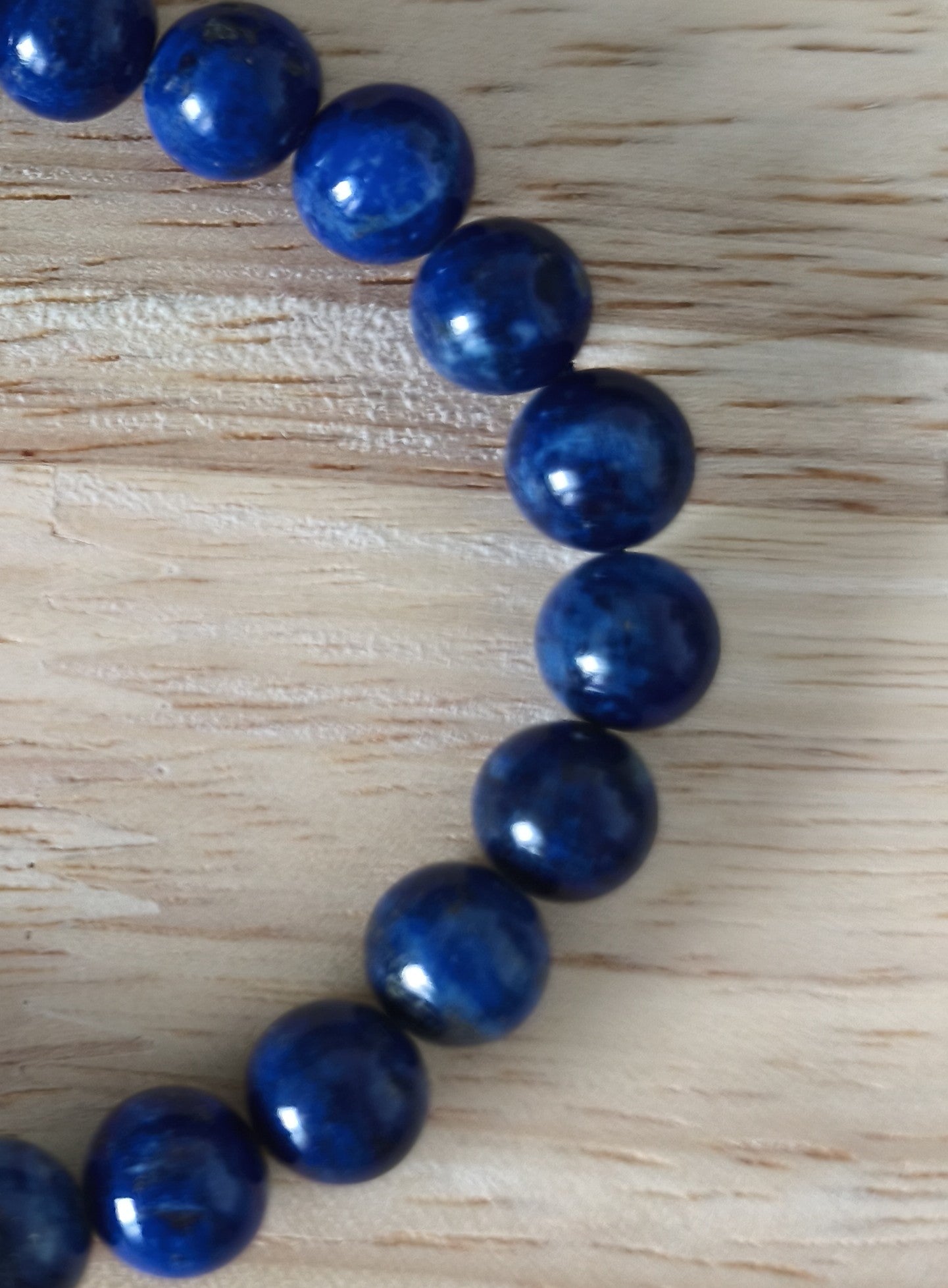 Bracelet Lapis Lazuli 8mm, pierres naturelles polies Collection Pierre d’Exception, bijou bleu profond avec inclusions dorées pour sagesse et harmonie.