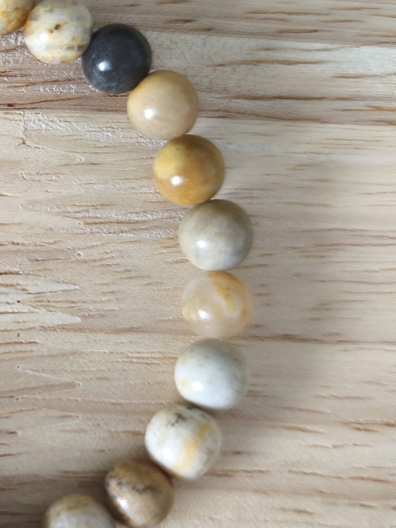 Bracelet Corail Fossile 6mm, pierres naturelles polies Collection Pierre d’Exception, bijou rouge orangé pour énergie et protection.