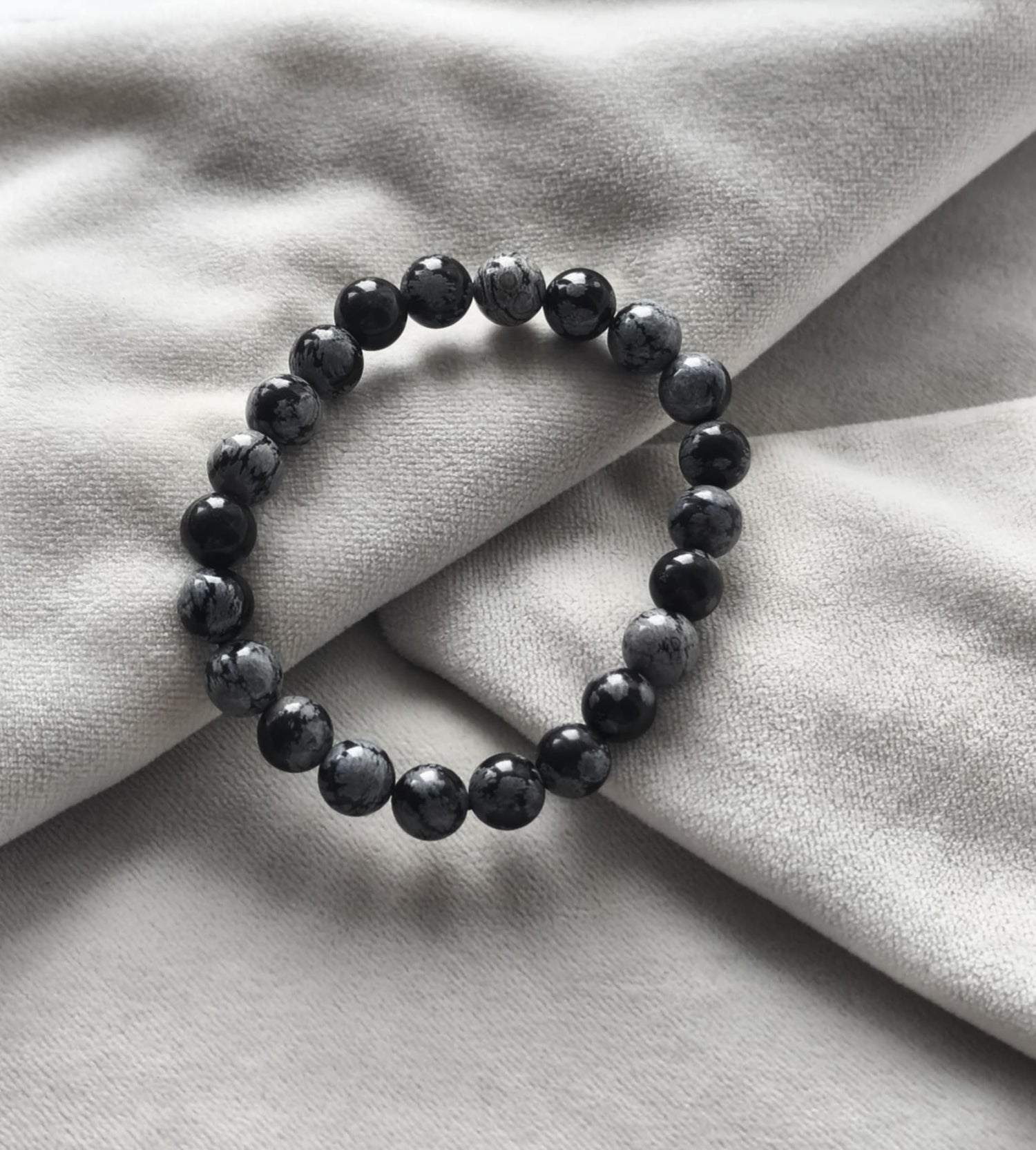 Collection Pierres d’Exception : bracelets élégants composés de perles en pierres précieuses naturelles, chaque bijou reflète l’énergie et la beauté unique des gemmes.