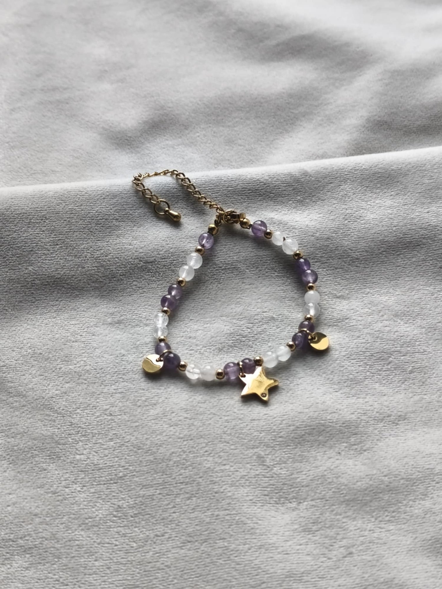 "Bracelet en améthyste et cristal de roche, collection Éclat d’Acier – L’union parfaite entre élégance et résistance, raffiné et lumineux."