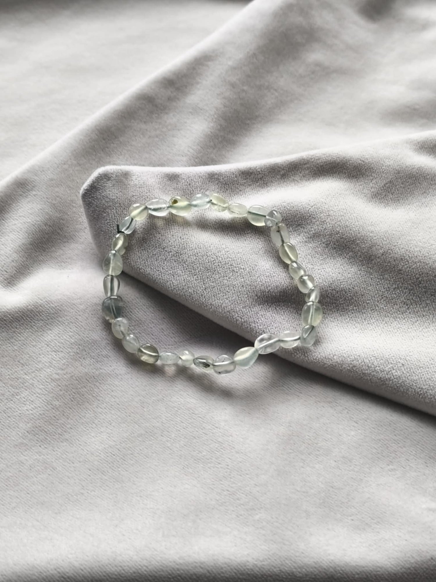 "Bracelet en préhnite, collection Les Roulées du Monde – Authentique et naturel, reflet du savoir-faire des pierres du monde."