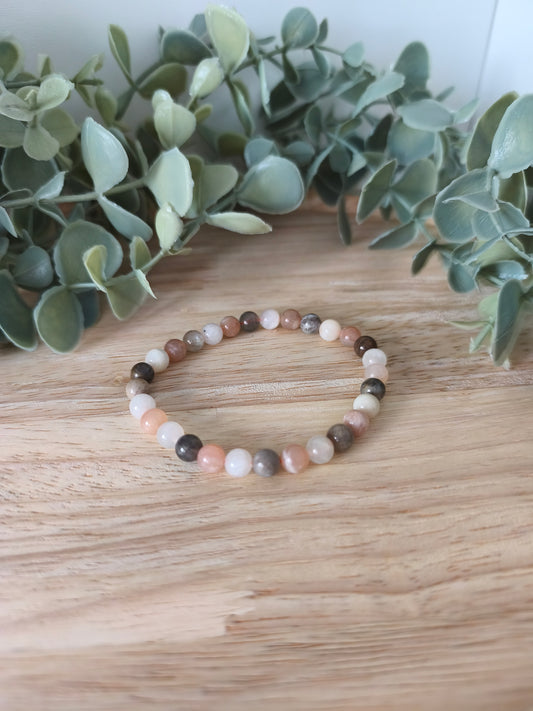 Bracelet Pierre de Lune multicolore 6 mm – Reflets irisés et intuition – Collection Pierre d’Exception