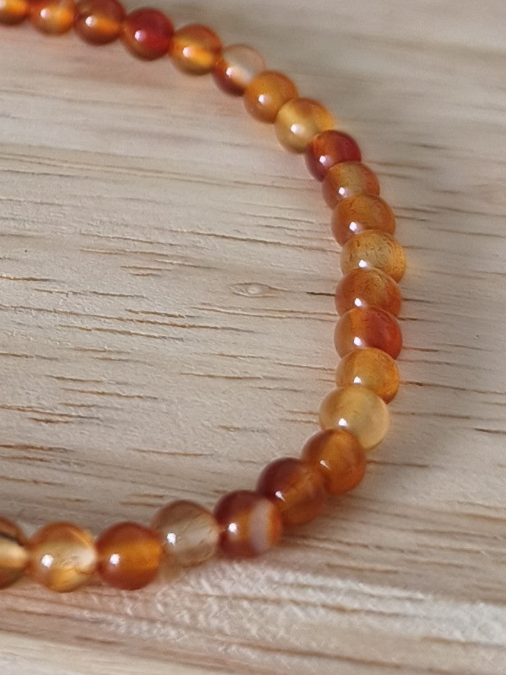 Bracelet Cornaline 4mm, pierres naturelles polies Collection Pierre d’Exception, bijou rouge orangé pour vitalité et confiance en soi.