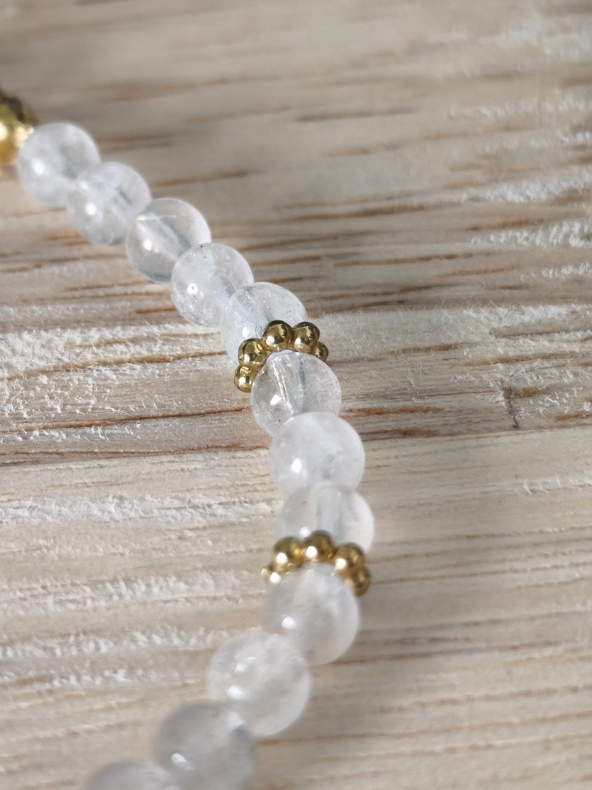 Bracelet Cristal de Roche avec acier inoxydable, Collection Éclat d’Acier, pierres naturelles translucides pour clarté et énergie positive.