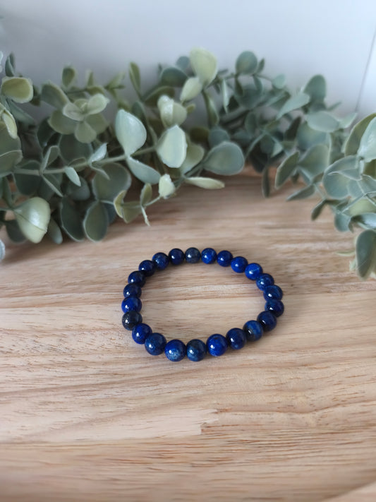 Bracelet Lapis Lazuli 8mm, pierres naturelles polies Collection Pierre d’Exception, bijou bleu profond avec inclusions dorées pour sagesse et harmonie.
