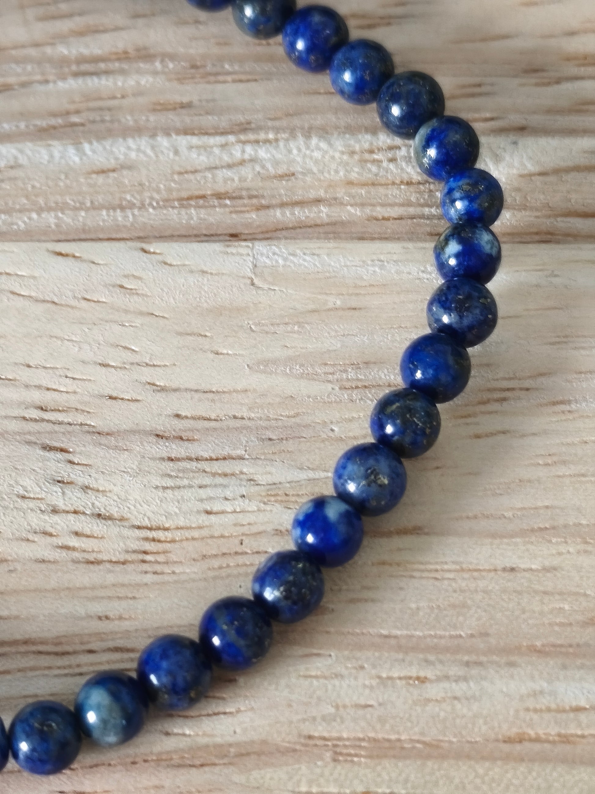 Bracelet Lapis Lazuli 4mm, pierres naturelles polies Collection Pierre d’Exception, bijou bleu profond avec inclusions dorées pour sagesse et harmonie.