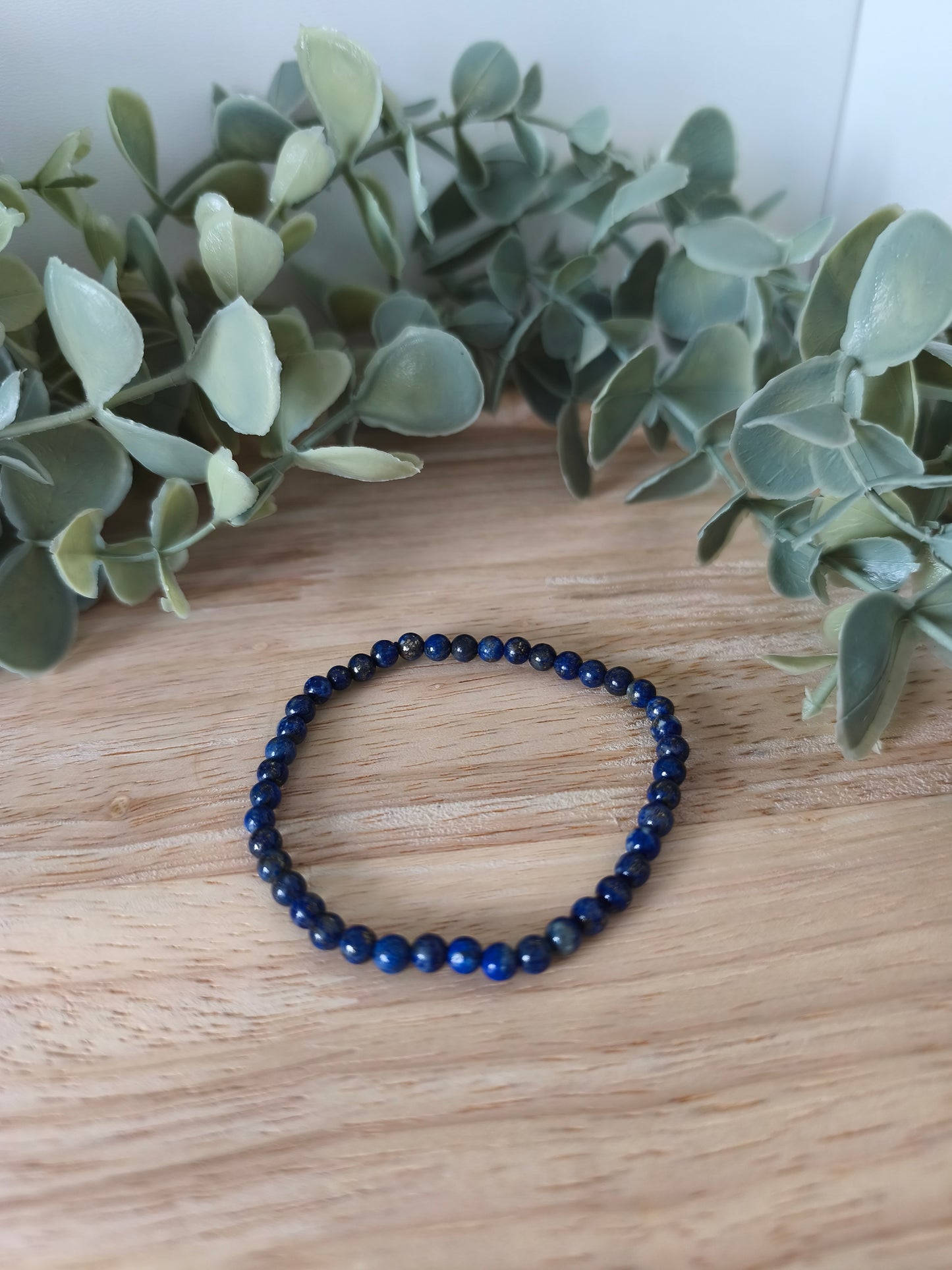 Bracelet Lapis Lazuli 4mm, pierres naturelles polies Collection Pierre d’Exception, bijou bleu profond avec inclusions dorées pour sagesse et harmonie.