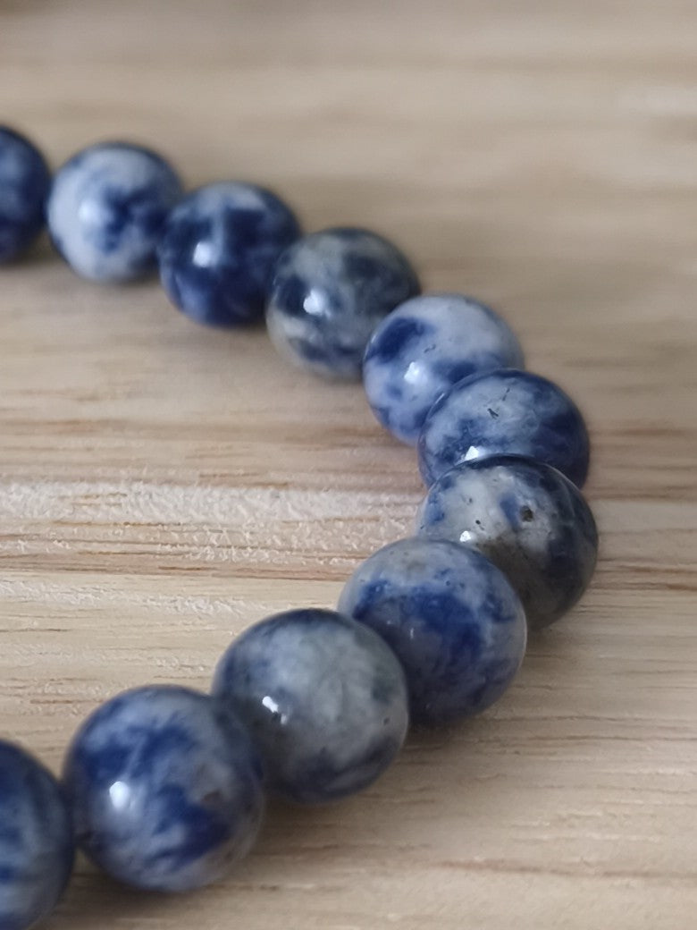 Bracelet Sodalite 8 mm – bleu profond et blanc veiné – sérénité et confiance – Collection Pierre d’Exception