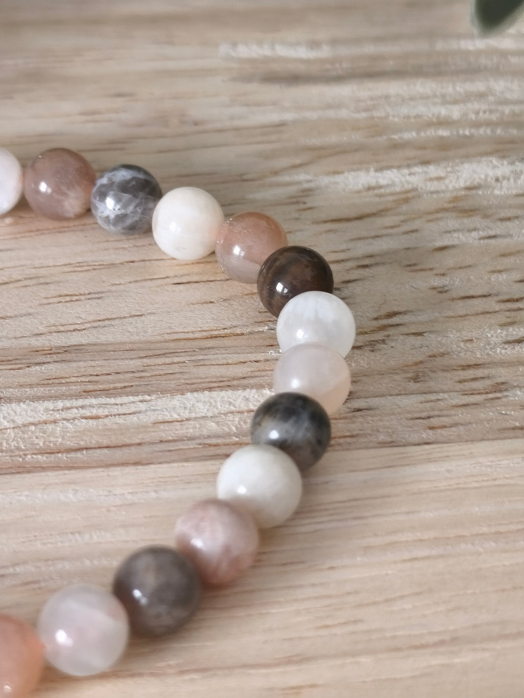 Bracelet Pierre de Lune multicolore 6 mm – Reflets irisés et intuition – Collection Pierre d’Exception