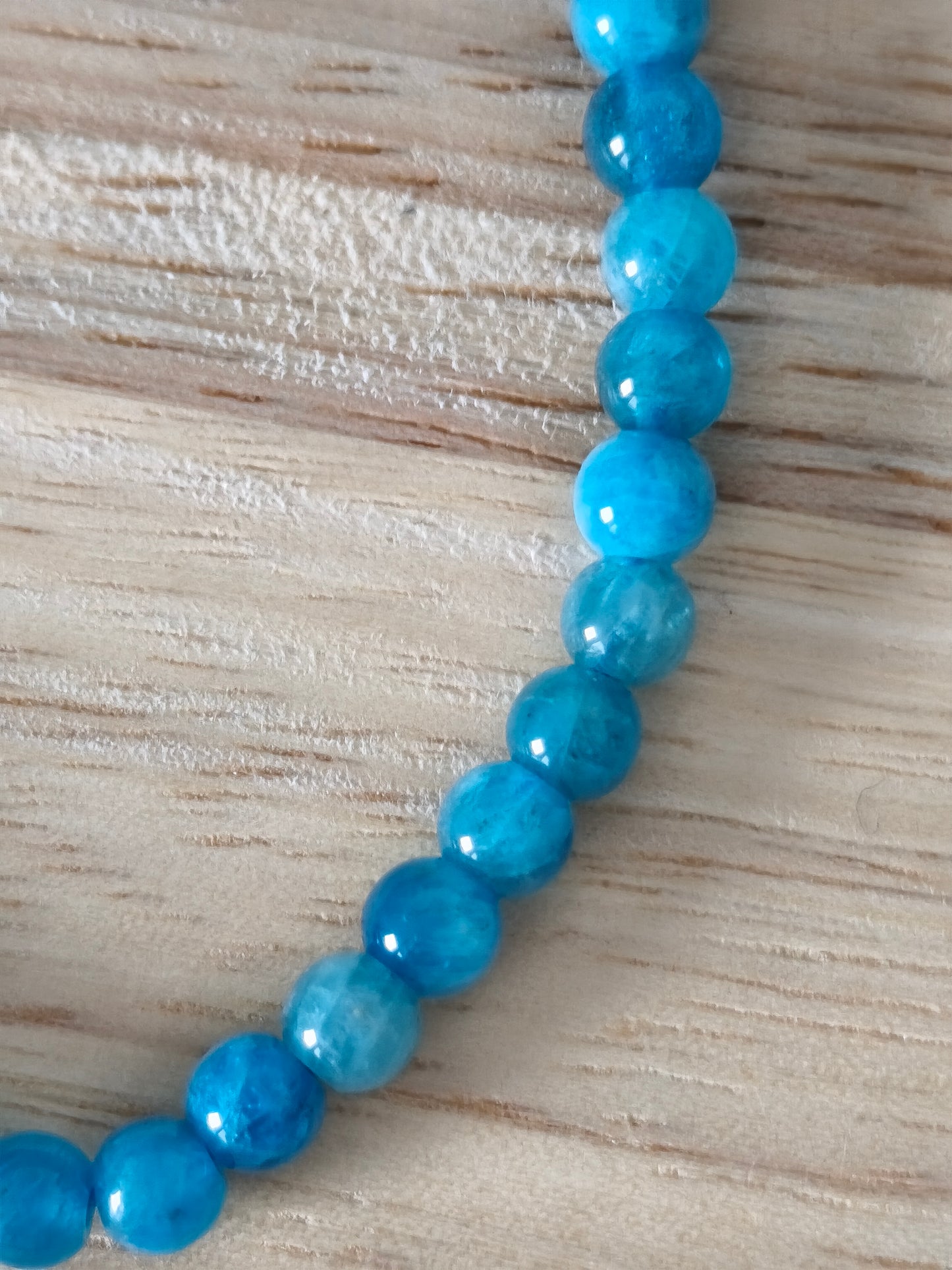 Bracelet Apatite Bleue 4mm aux nuances bleu profond, bijou raffiné et apaisant
