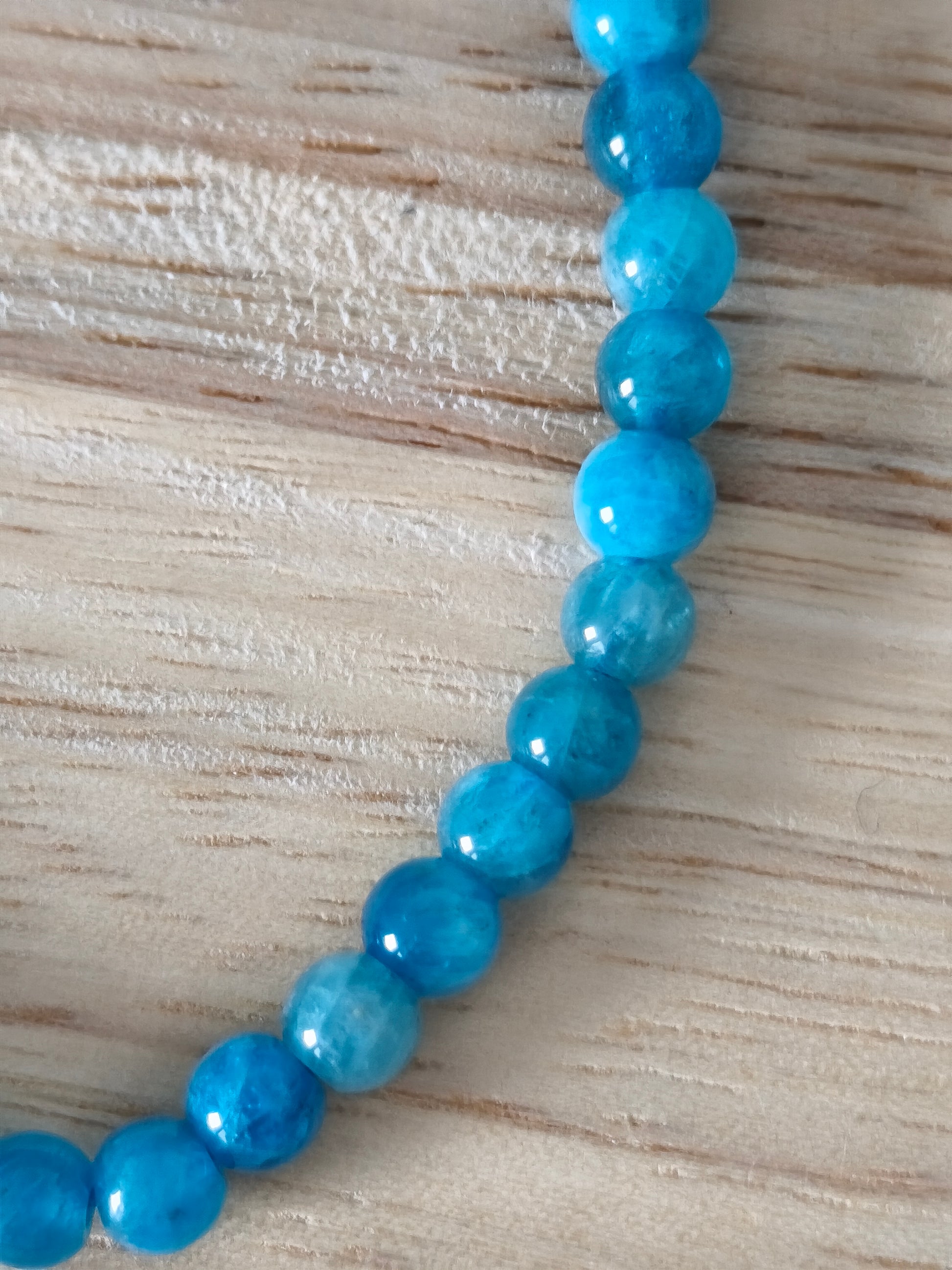 Bracelet Apatite Bleue 4mm aux nuances bleu profond, bijou raffiné et apaisant