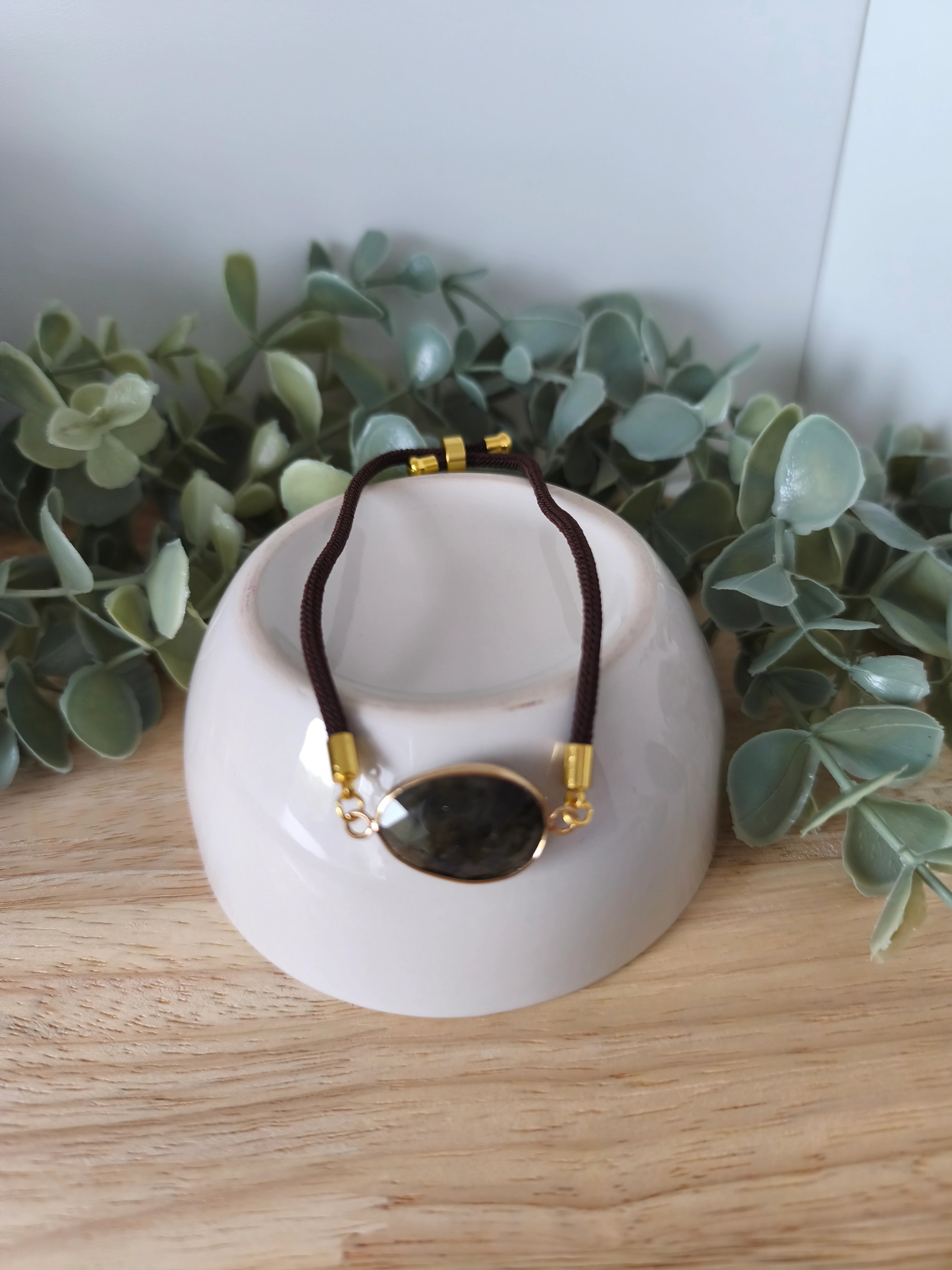 Bracelet réglable avec pierre de labradorite centrale.
Son design minimaliste met en valeur la pierre, tout en offrant un ajustement confortable au quotidien.