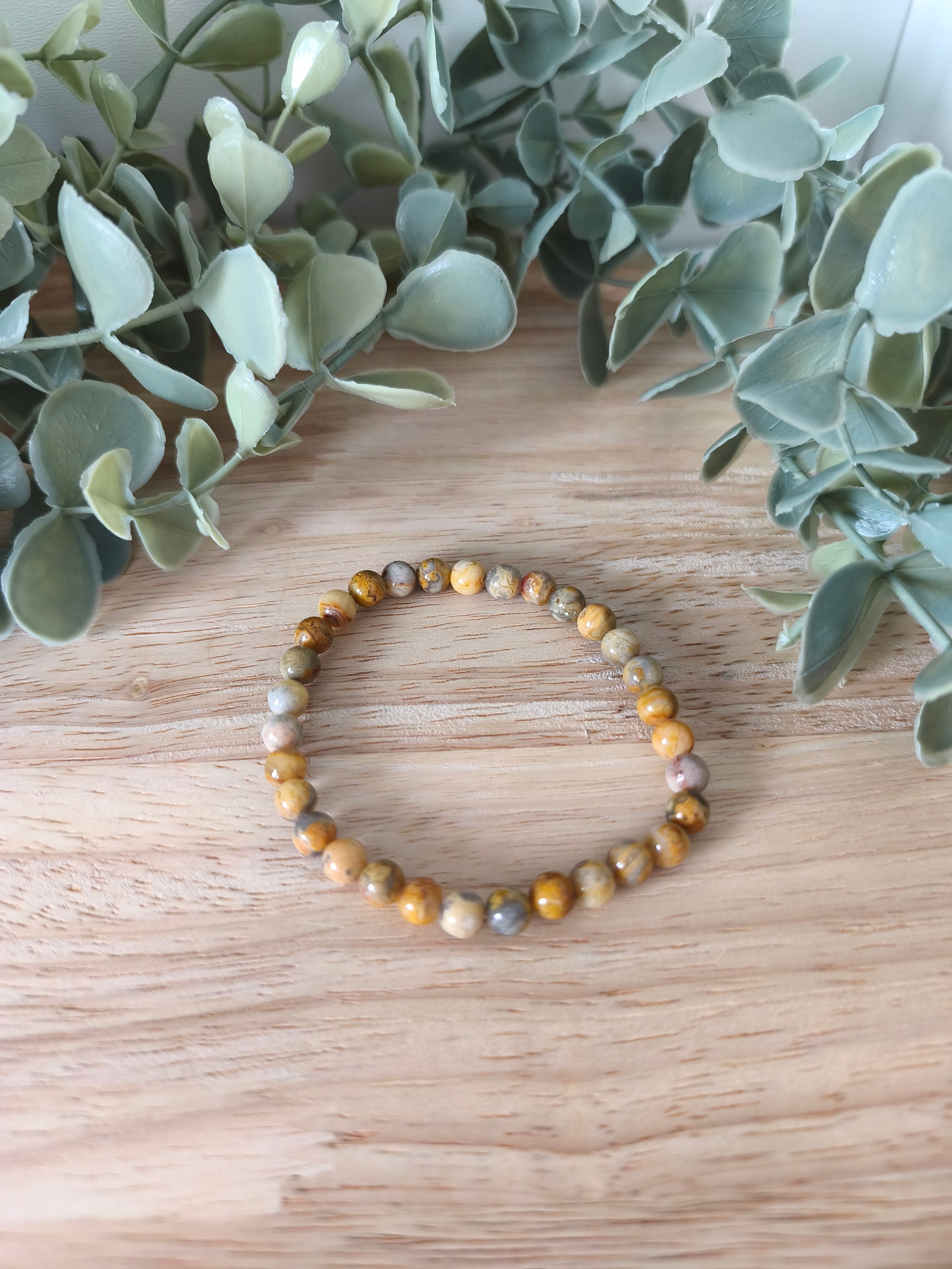 Bracelet Agate Crazy Lace 6mm, pierre naturelle aux motifs uniques. Bijou vibrant apportant joie, confiance et élégance dans un style minimaliste et lumineux.