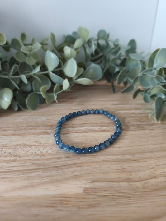 Bracelet en perles d’Aigue-Marine 6mm d’un bleu doux, élégant et apaisant, pour apaiser l’esprit et renforcer la communication.