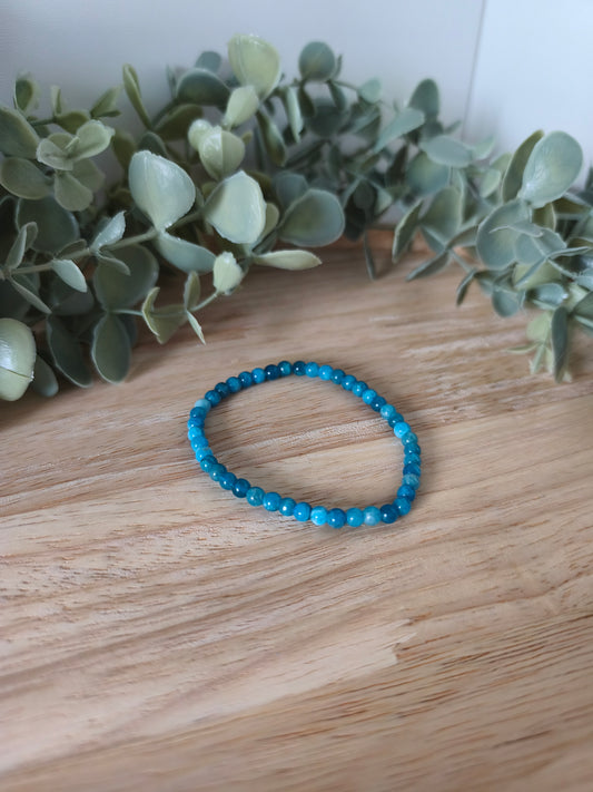 Bracelet Apatite Bleue 4mm aux nuances bleu profond, bijou raffiné et apaisant