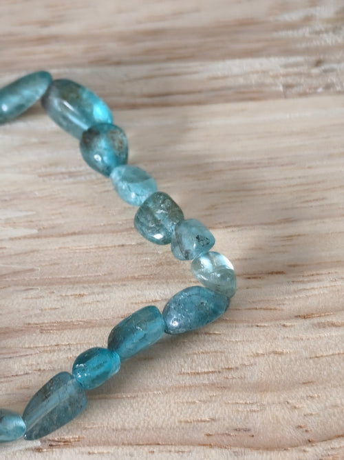 Bracelet Apatite Bleue , pierres roulées naturelles de la collection « Les Roulées du Monde », bleu océan pour confiance et créativité.