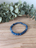Bracelet Aventurine Bleue 6mm, perles polies naturelles de la collection Pierre d’Exception, bleu profond pour sérénité et créativité.