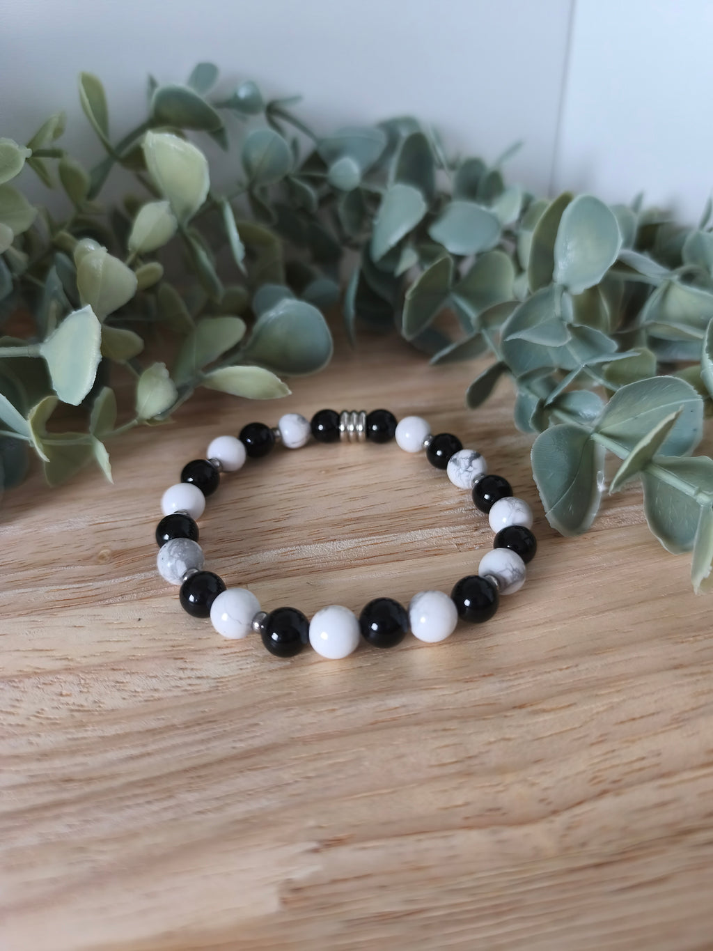Bracelet en Onyx et Howlite blanche en acier inoxydable – Protection & apaisement – Collection Éclat d’Acier