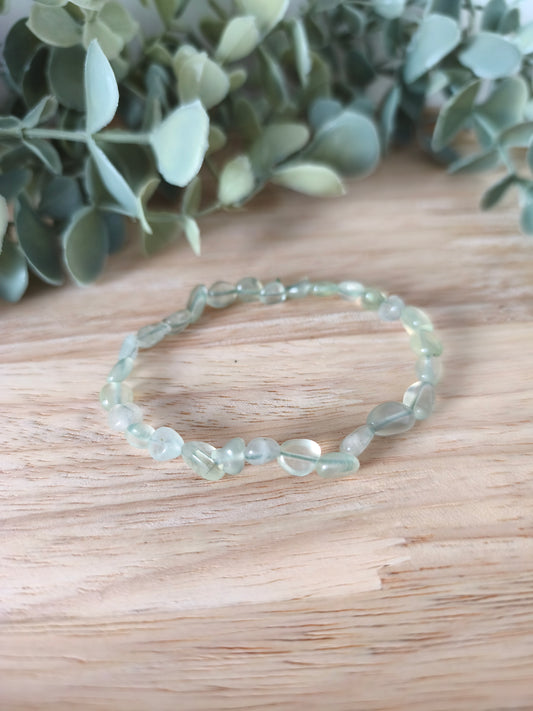 Bracelet en pierres roulées de Préhnite – vert doux et translucide – sérénité et protection – Collection Aura Mystique