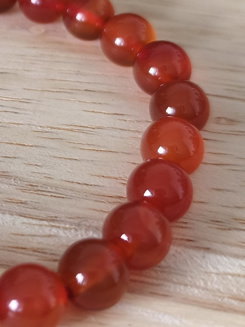 Bracelet Cornaline Rouge 8mm, pierres naturelles polies Collection Pierre d’Exception, bijou rouge intense pour vitalité et confiance.