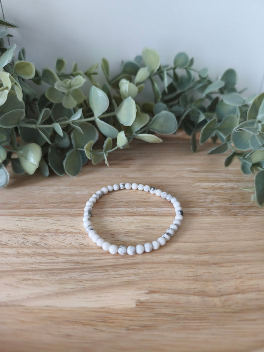 Bracelet Howlite Blanche 4mm, pierres naturelles polies Collection Pierre d’Exception, bijou blanc veiné gris pour sérénité et calme intérieur.