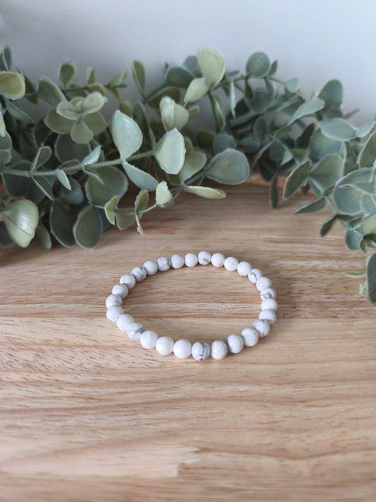 Bracelet Howlite Blanche 6mm, pierres naturelles polies Collection Pierre d’Exception, bijou blanc veiné gris pour sérénité et calme intérieur.