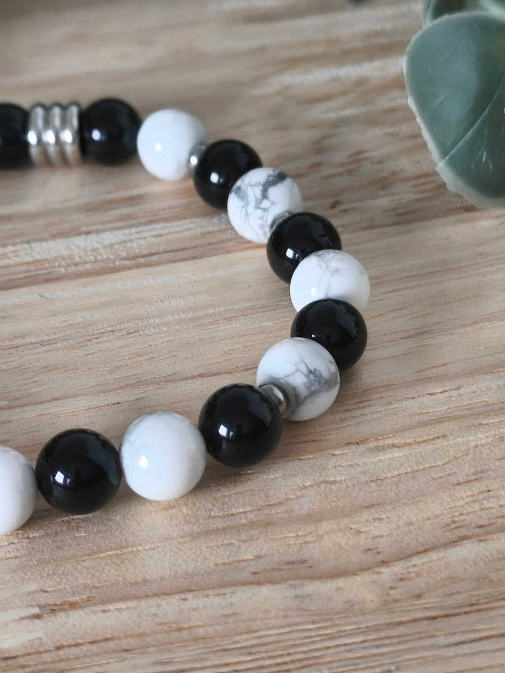 Bracelet en Onyx et Howlite blanche en acier inoxydable – Protection & apaisement – Collection Éclat d’Acier