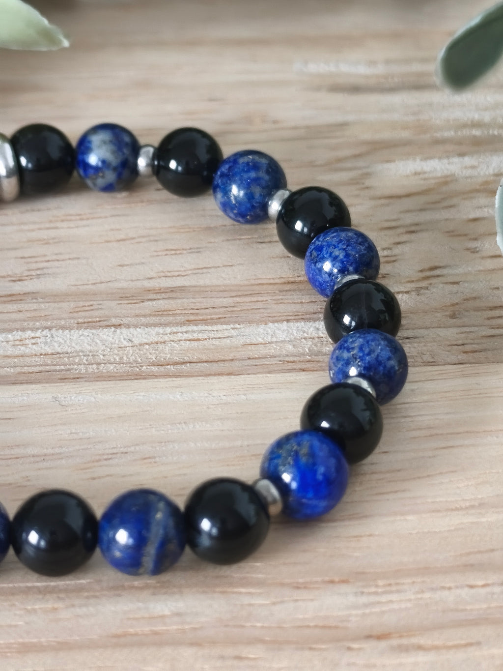 Bracelet Argenté Lapis Lazuli & Onyx, pierres naturelles polies avec acier inoxydable, Collection Éclat d’Acier, bijou bleu et noir élégant et protecteur.