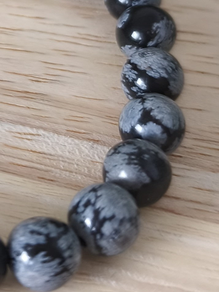 Bracelet Obsidienne Flocon de Neige 8mm, pierres naturelles noires tachetées, Collection Pierre d’Exception, bijou protecteur élégant.
