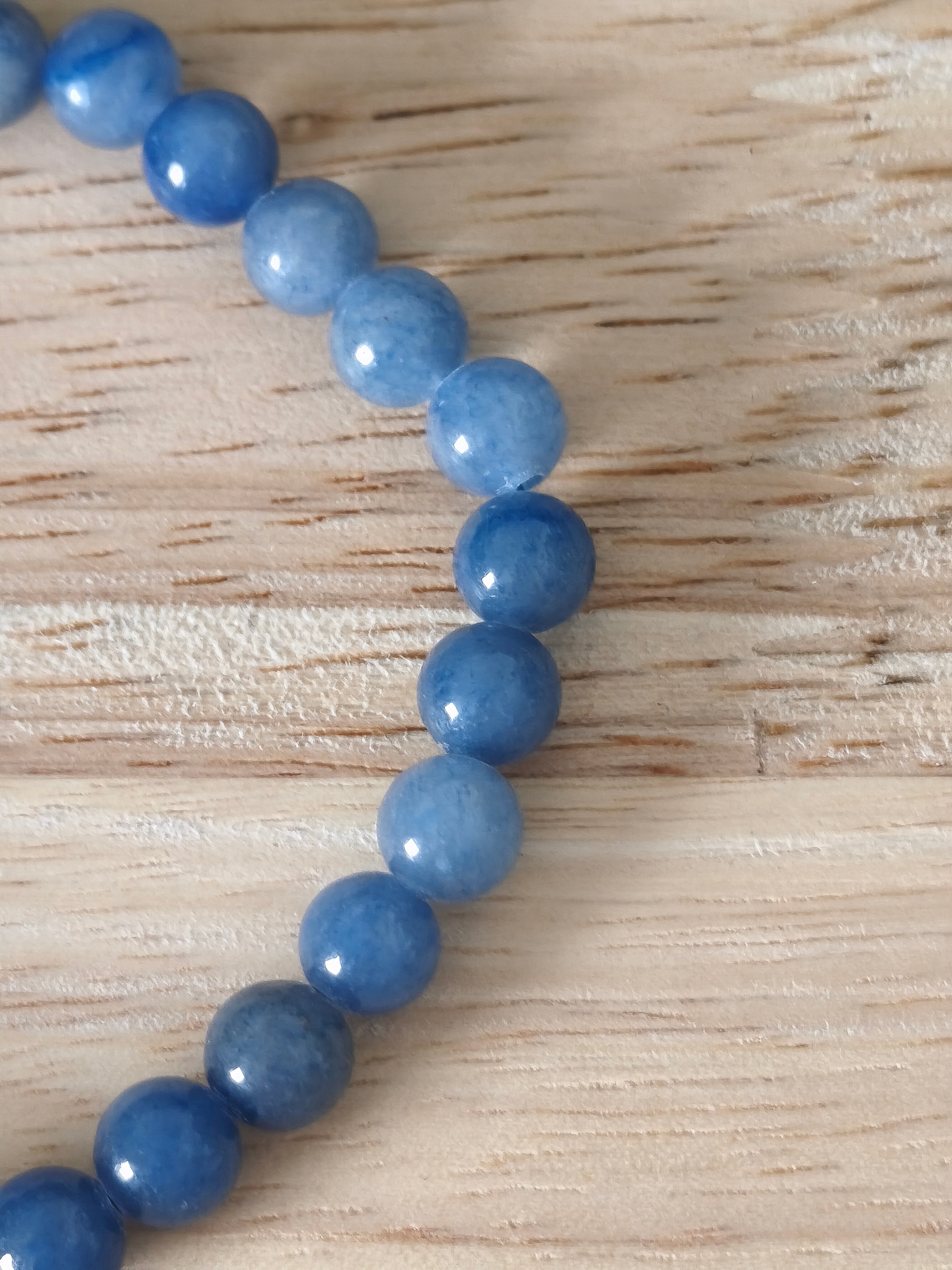 Bracelet Aventurine Bleue 6mm, perles polies naturelles de la collection Pierre d’Exception, bleu profond pour sérénité et créativité.