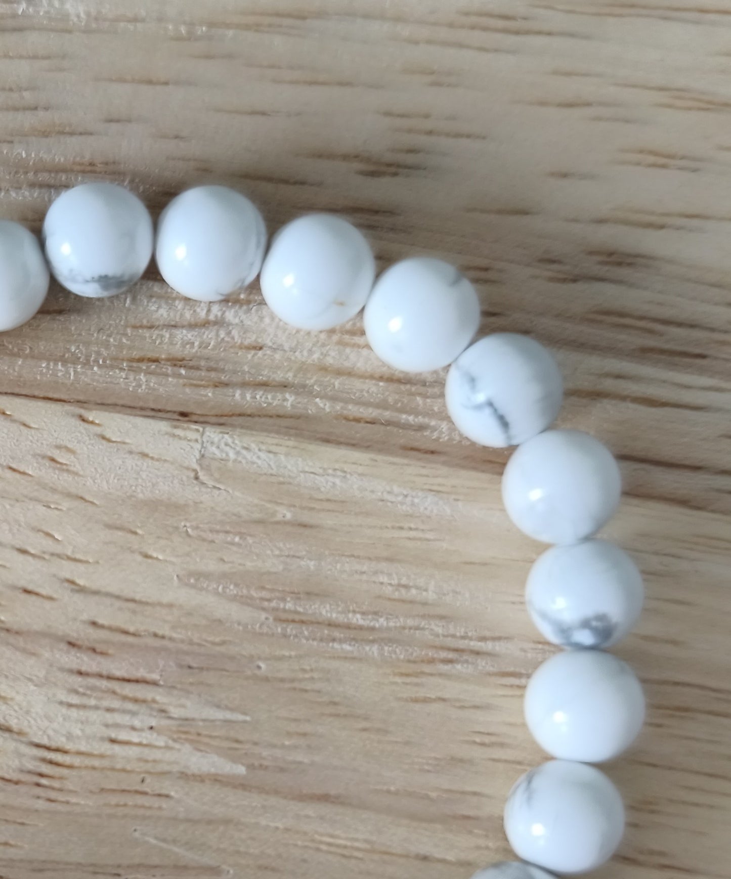 Bracelet Howlite Blanche 6mm, pierres naturelles polies Collection Pierre d’Exception, bijou blanc veiné gris pour sérénité et calme intérieur.