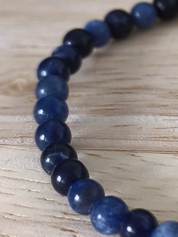 Bracelet Sodalite 4 mm – bleu profond et blanc – clarté et sérénité – Collection Pierre d’Exception