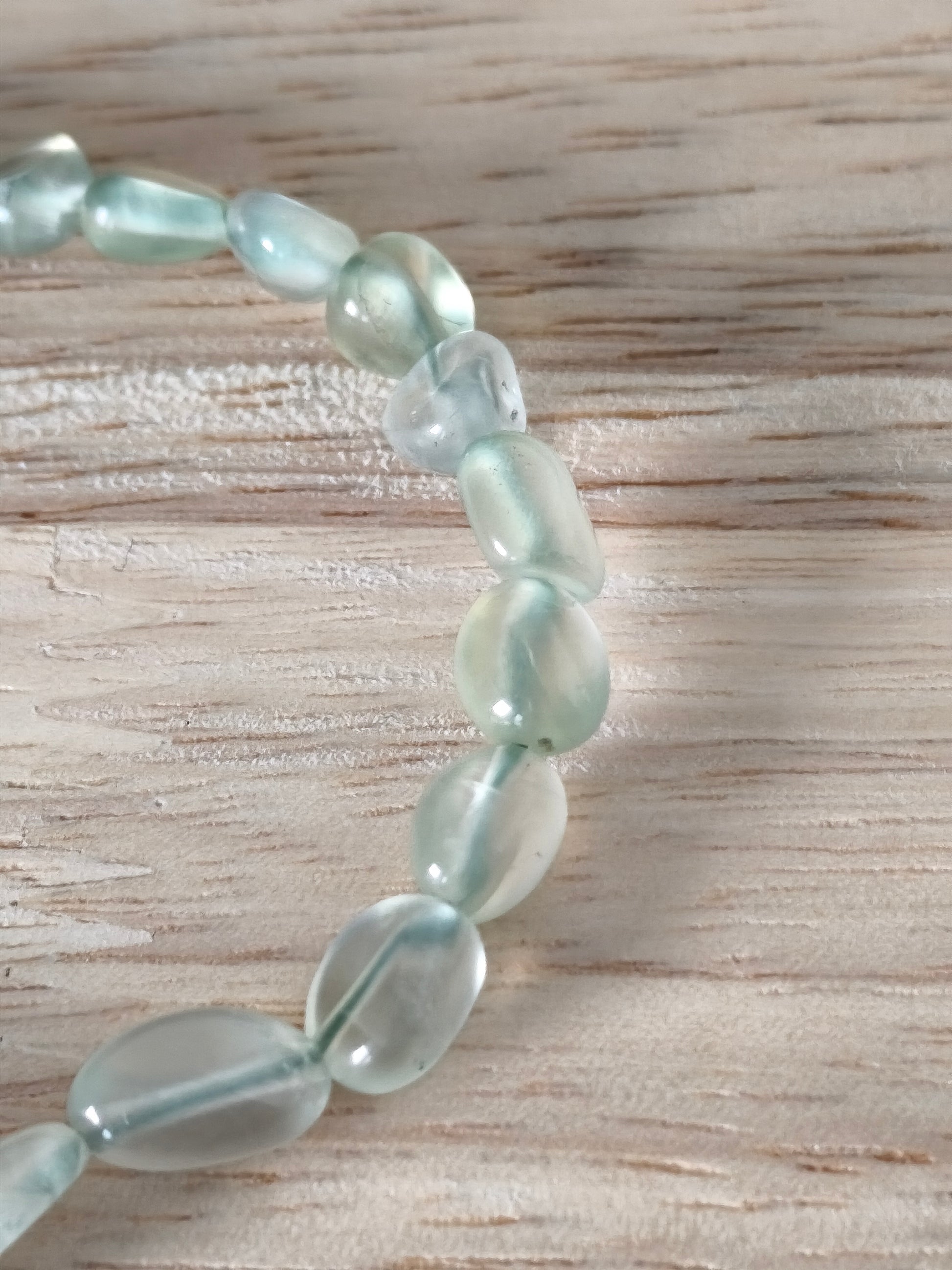 Bracelet en pierres roulées de Préhnite – vert doux et translucide – sérénité et protection – Collection Aura Mystique