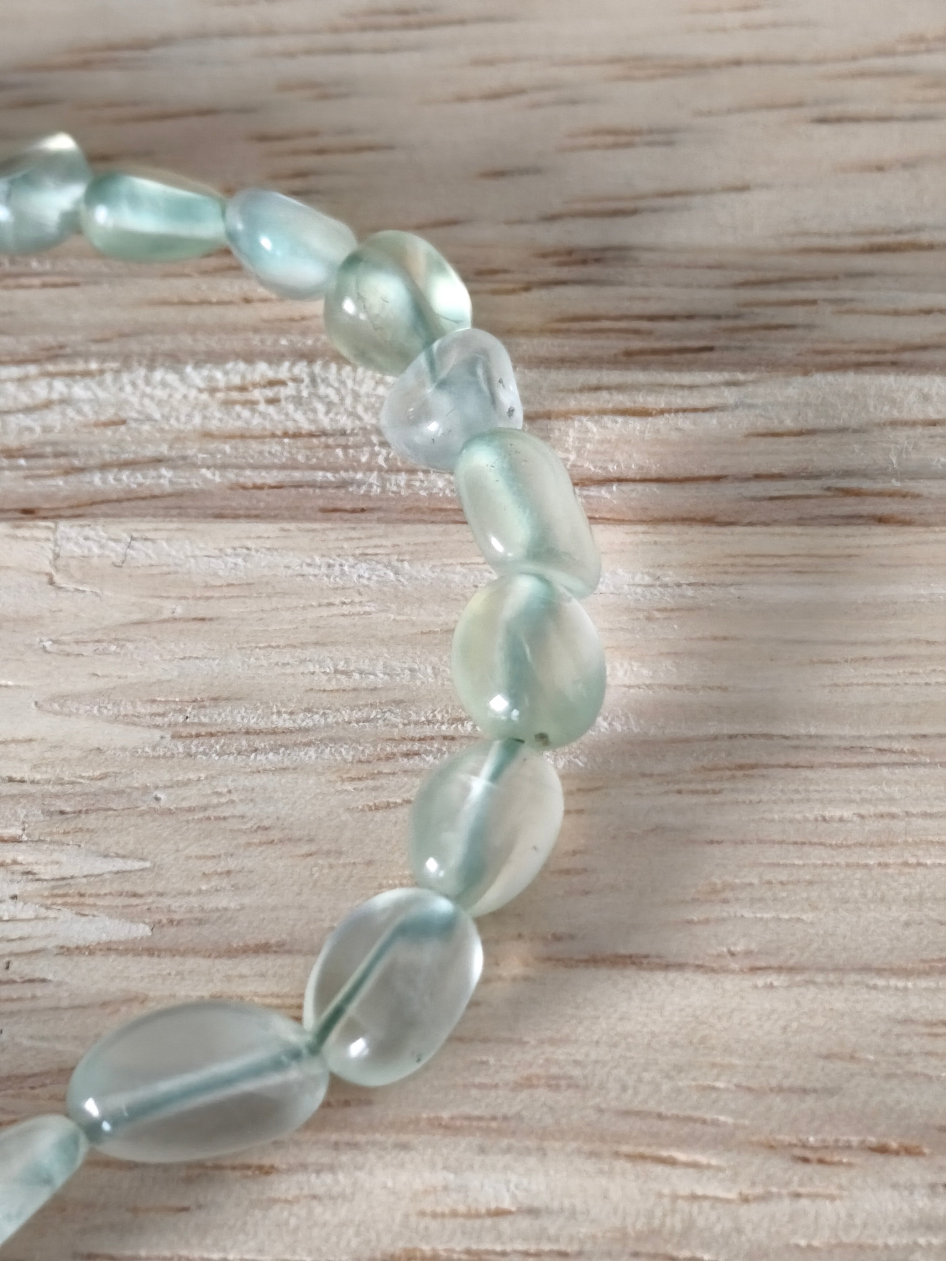 Bracelet en pierres roulées de Préhnite – vert doux et translucide – sérénité et protection – Collection Aura Mystique