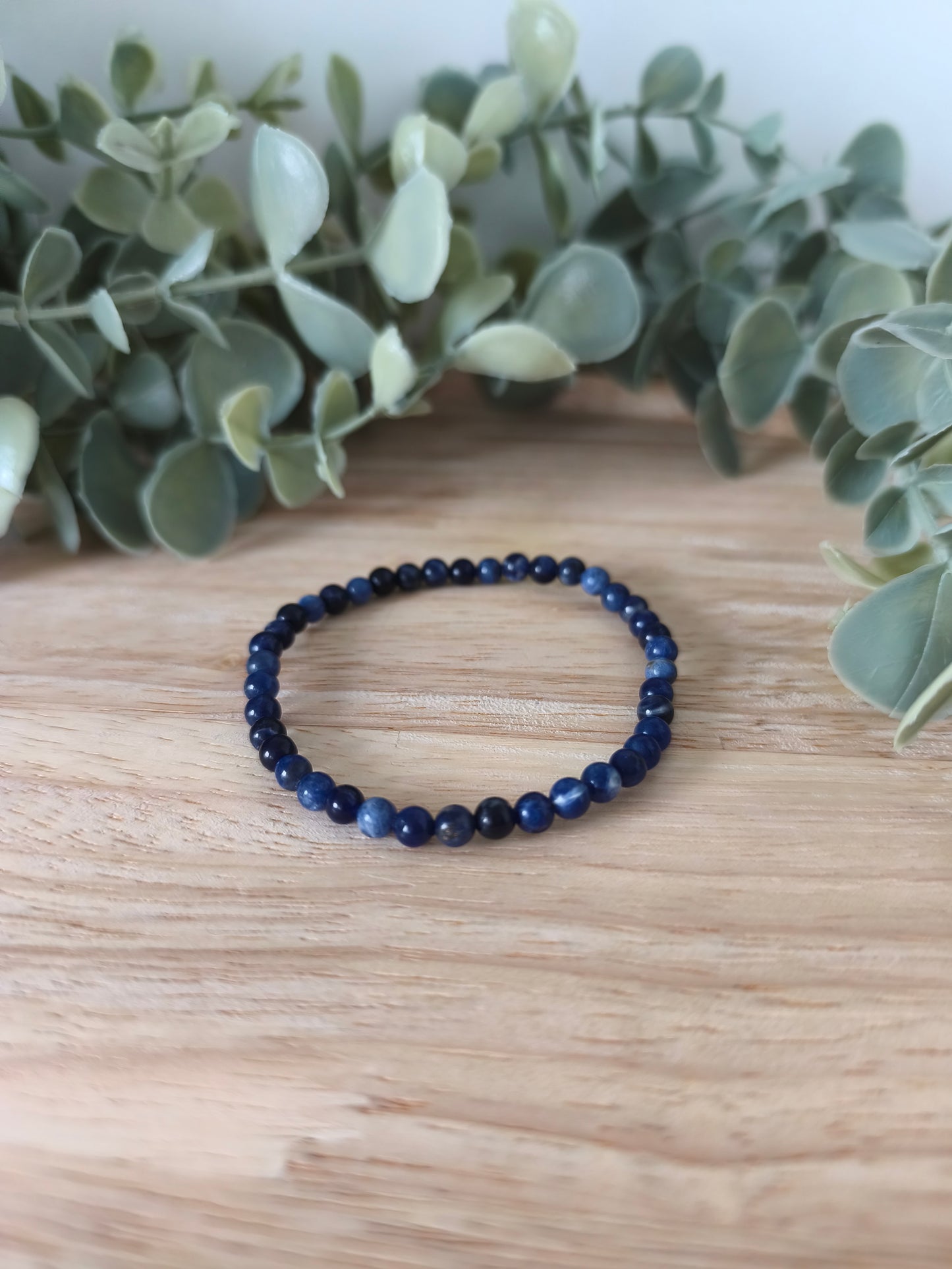 Bracelet Sodalite 4 mm – bleu profond et blanc – clarté et sérénité – Collection Pierre d’Exception