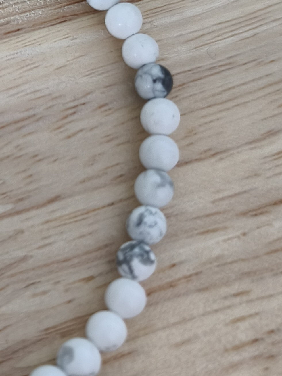 Bracelet Howlite Blanche 4mm, pierres naturelles polies Collection Pierre d’Exception, bijou blanc veiné gris pour sérénité et calme intérieur.
