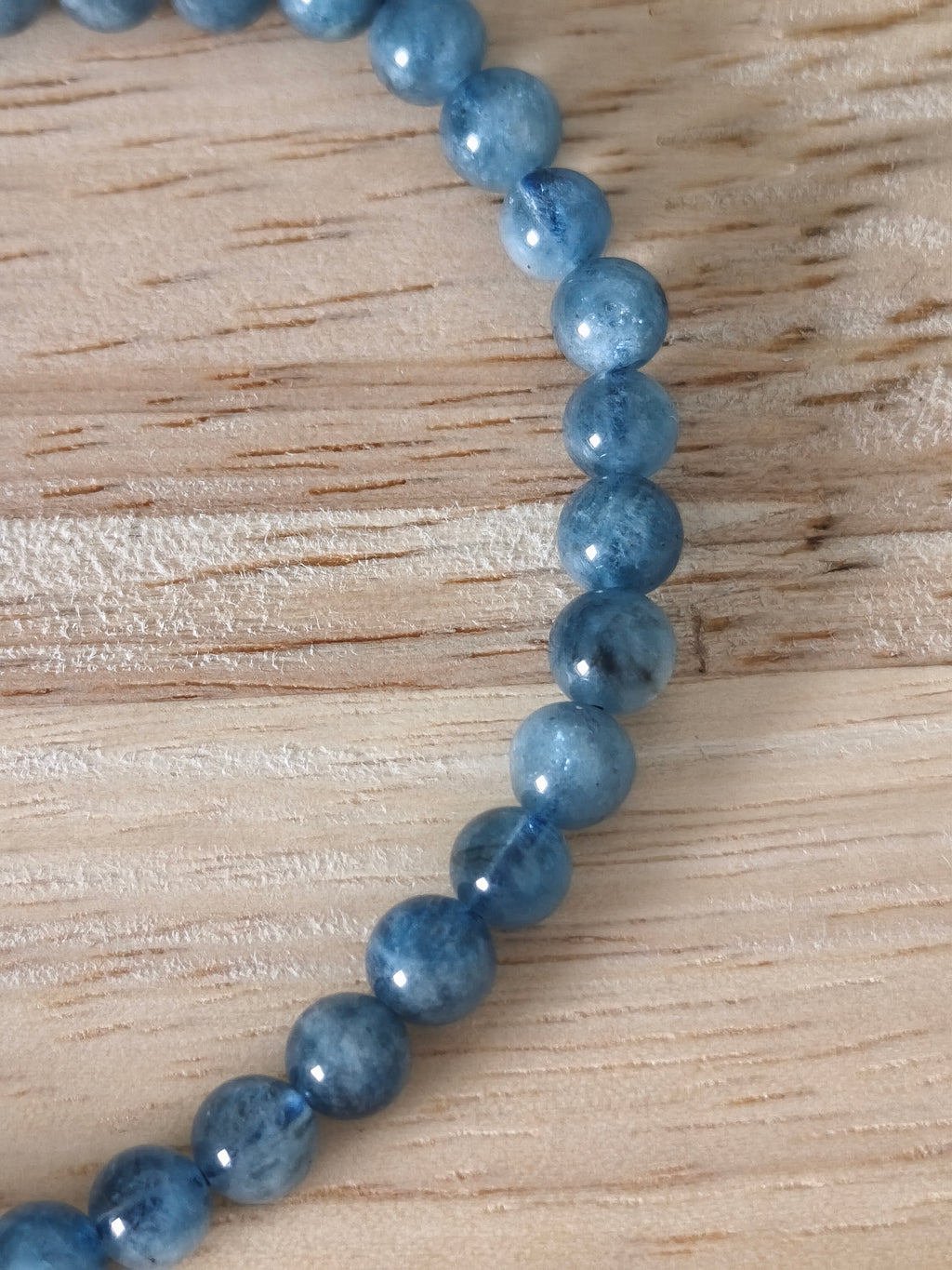Bracelet en perles d’Aigue-Marine 6mm d’un bleu doux, élégant et apaisant, pour apaiser l’esprit et renforcer la communication.