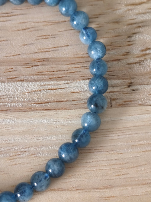 Bracelet en perles d’Aigue-Marine 6mm d’un bleu doux, élégant et apaisant, pour apaiser l’esprit et renforcer la communication.