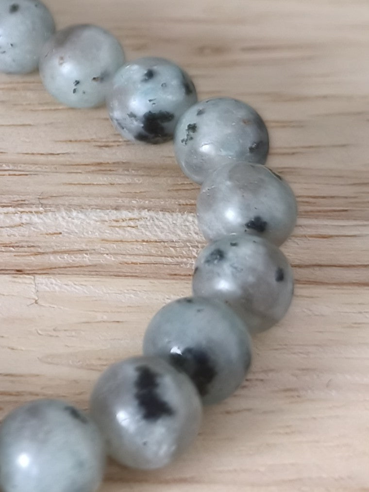 Bracelet Jaspe Kiwi 8mm, pierre naturelle favorisant la détente, l’ancrage et l’harmonie intérieure